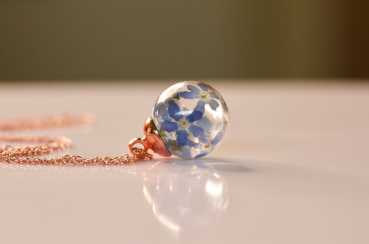 Kette Vergissmeinnicht rosevergoldete Sterling Silber Kette mit gepressten blauen Vergissmeinnicht in Resin / Geschenk für Sie / Blütenkette